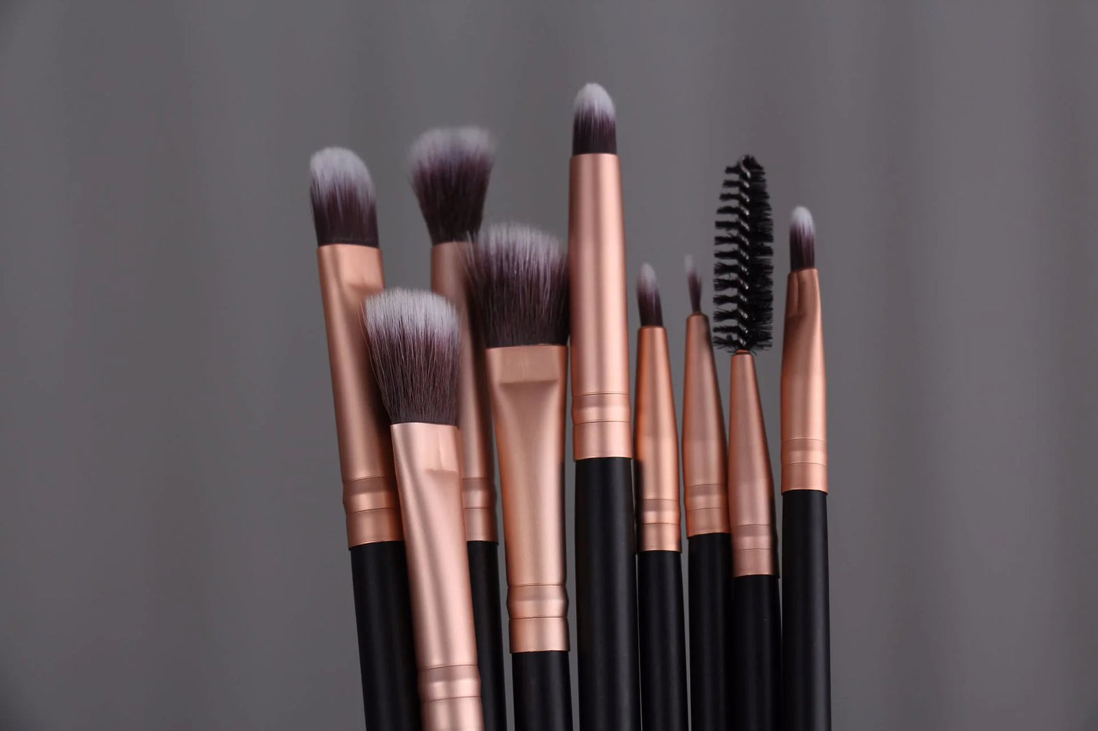 Wood handle makeup brush set with soft synthetic bristles